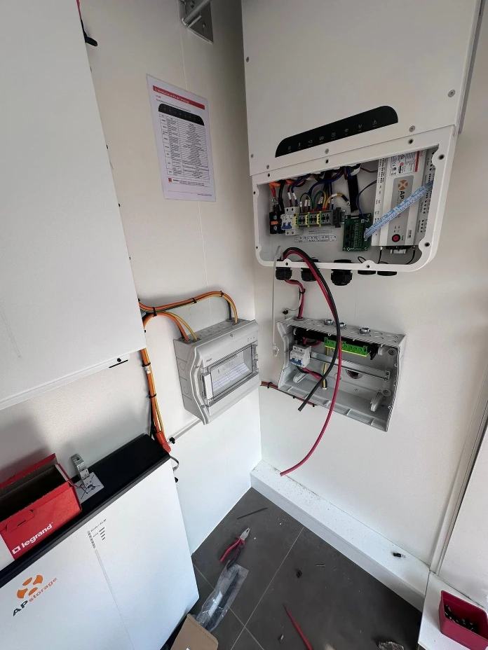 Coffret de protection Hager dédié au circuit de batteries photovoltaïques