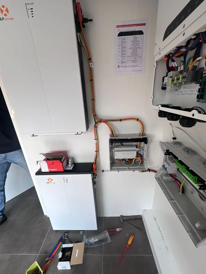 nstallation complète de stockage solaire APstorage dans un local technique à Rumegies