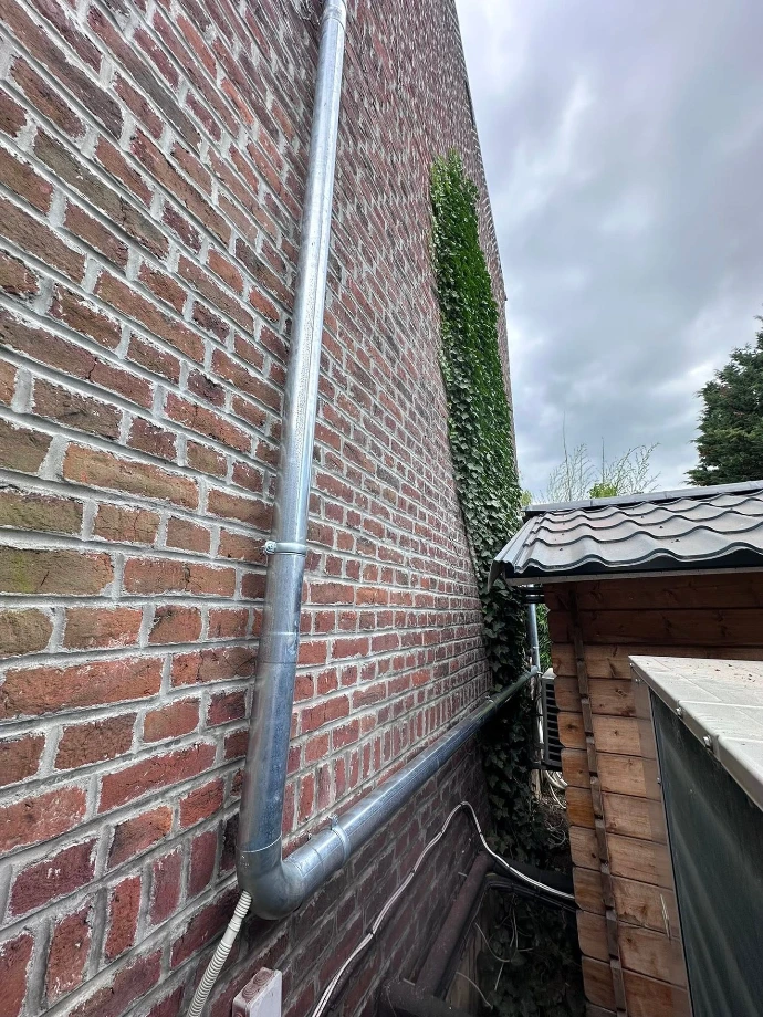 Façade en brique après installation, sans goulotte apparente