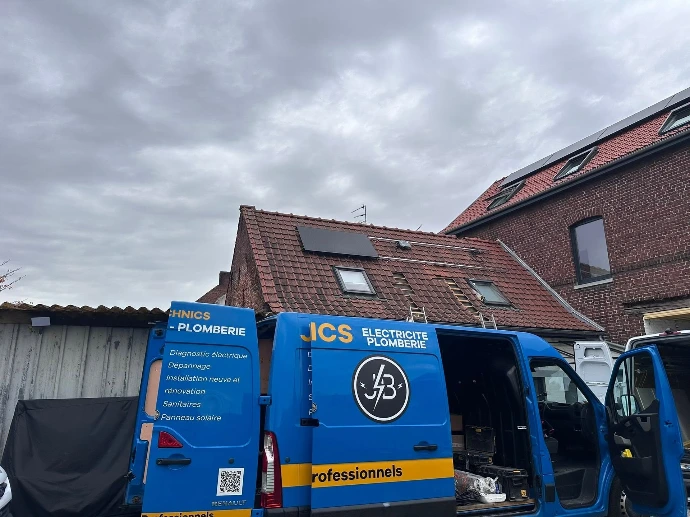Chantier d'installation photovoltaïque en cours sur une maison de Cysoing
