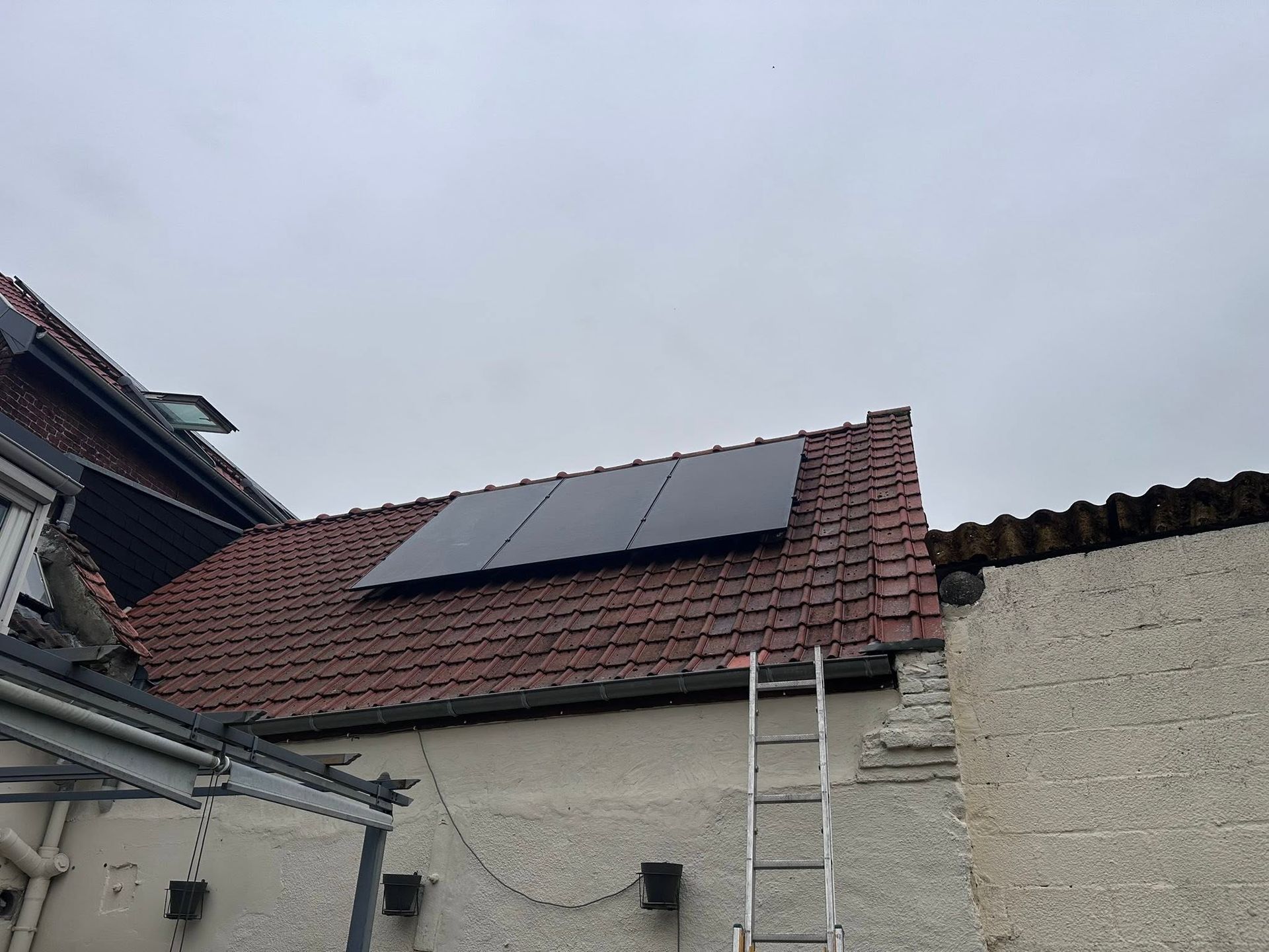 Deuxième pan de toiture équipé de panneaux solaires lors d'une installation de 5 kWc
