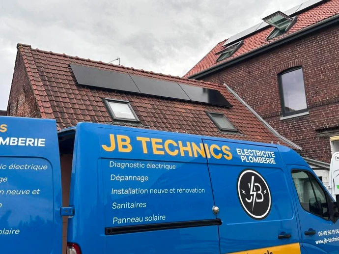 Panneaux photovoltaïques installés sur un pan de toiture en tuiles à Cysoing