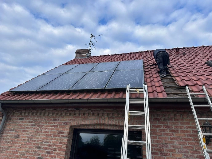 Toiture équipée de panneaux photovoltaïques avant le chantier de dépose à Marchiennes