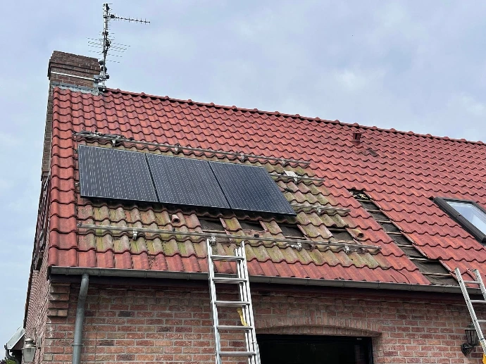 Accès à la toiture pendant la dépose de l'installation solaire, maison en brique