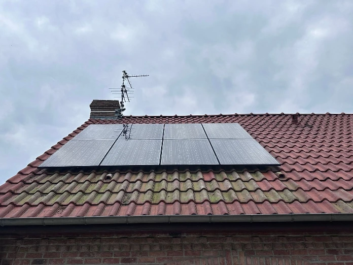 Panneaux photovoltaïques reposés en partie haute de la toiture après modification de l'implantation