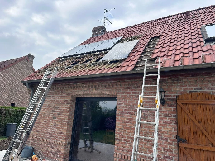 Démontage des modules photovoltaïques sur une toiture en tuiles à Marchiennes