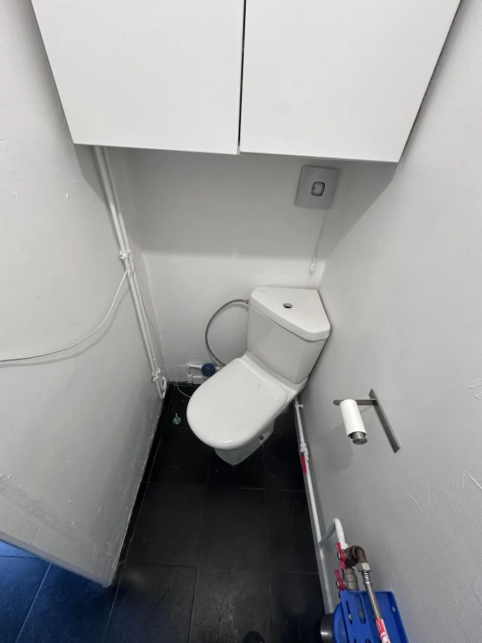 Ancien WC implanté dans l'angle des toilettes avant intervention, à Landas
