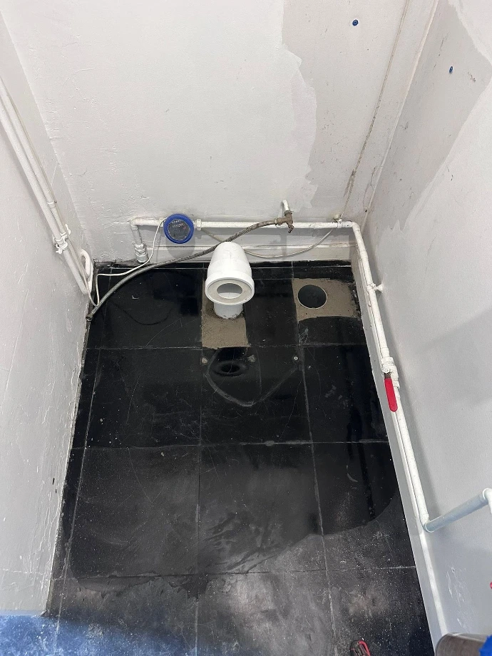 WC installé à son emplacement définitif après reprise de l'évacuation