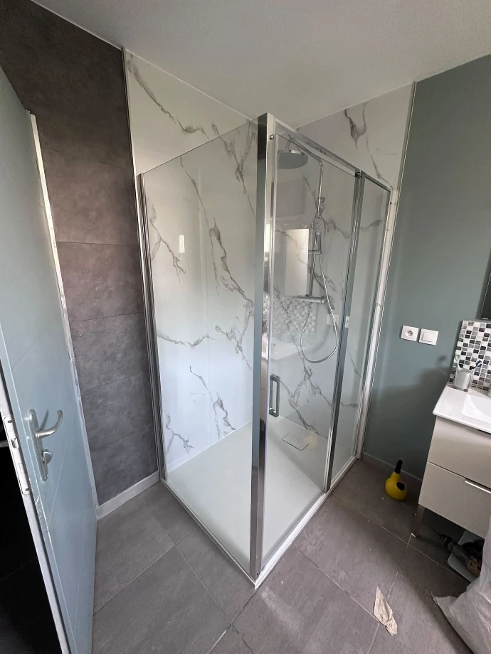 Paroi de douche sur mesure installée dans une niche aux dimensions non standard