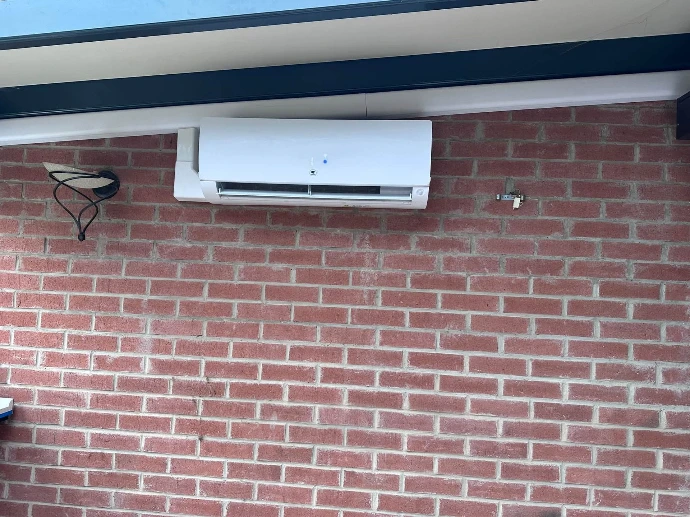 Unité intérieure de climatisation installée dans une véranda pour la rendre utilisable toute l'année
