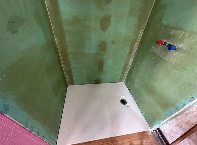 Receveur de douche extra-plat posé sur des plaques de plâtre hydrofuges pendant le chantier