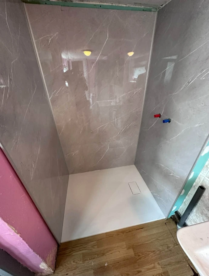 Douche de plain-pied terminée avec panneaux muraux XL et receveur au ras du sol