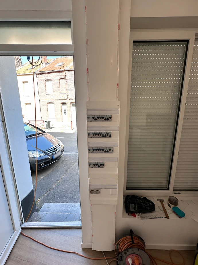 Tableau électrique terminé et repéré, installé près de l'entrée d'une maison à Orchies