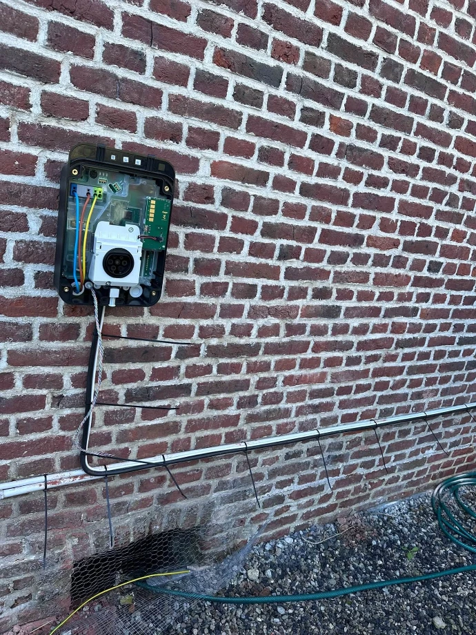 Borne de recharge Hager ouverte pendant le raccordement électrique