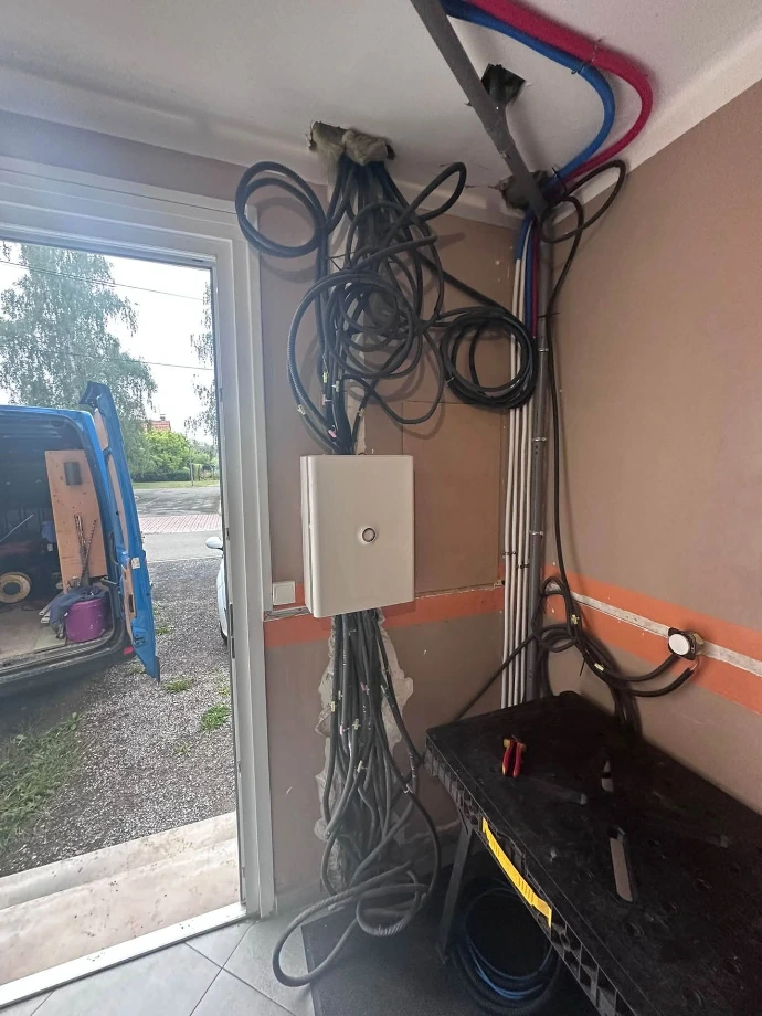 Câbles électriques en attente et coffret non terminé avant la reprise du tableau
