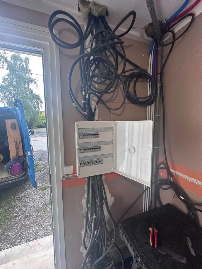 Tableau électrique partiellement équipé avec câblage à reprendre entièrement