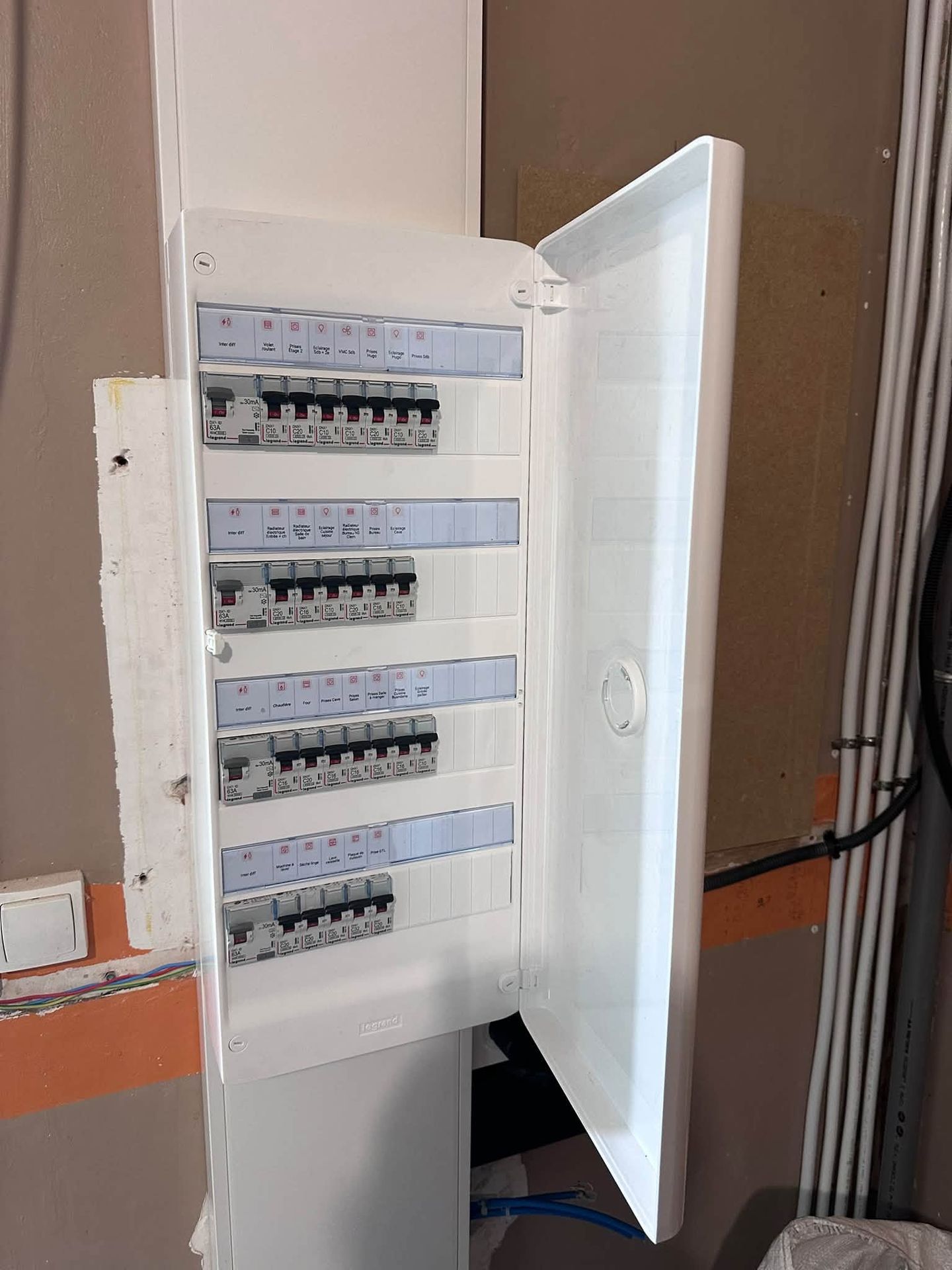 Tableau électrique terminé, organisé et repéré rangée par rangée après reprise complète